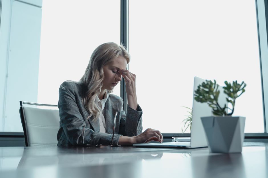 退職を考えて悩む女性会社員