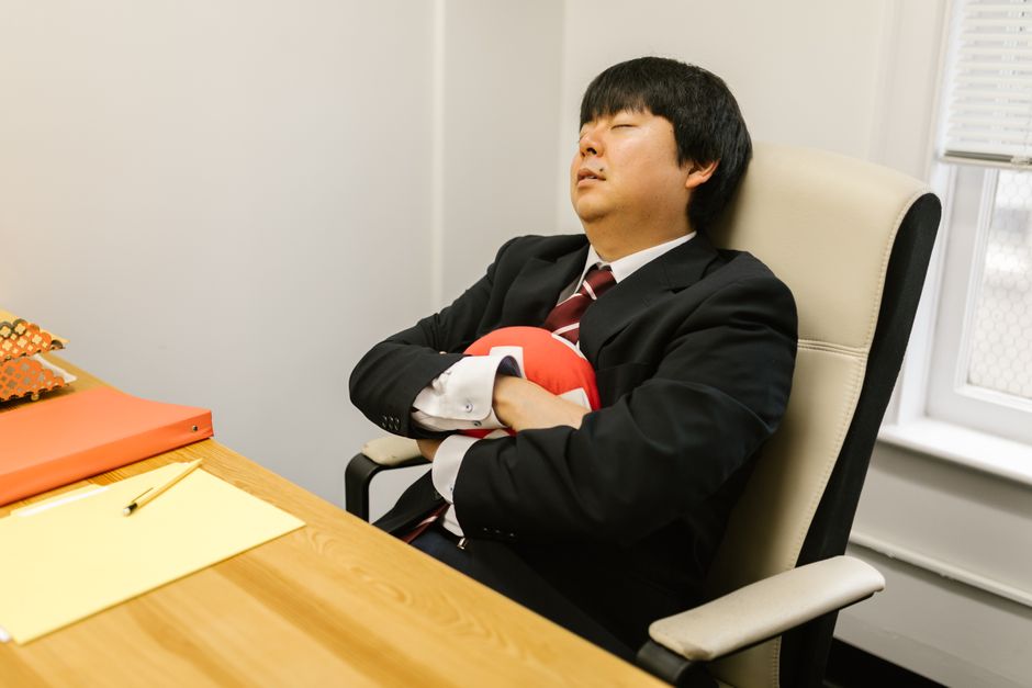 退職を考えて悩む男性会社員