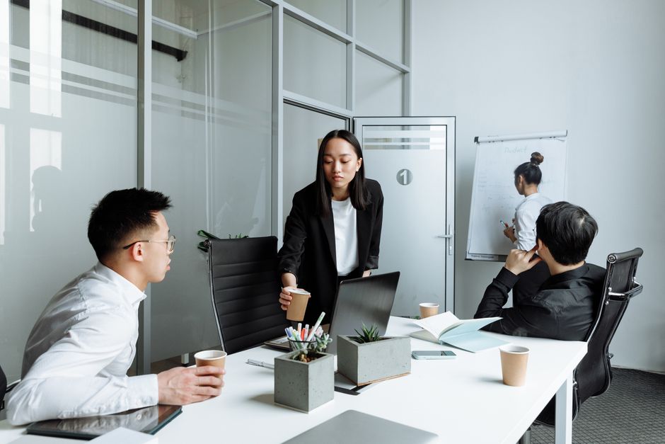 退職前に電話相談をする会社員